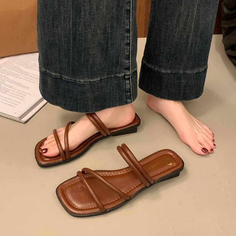 New Round Toe Elegant Open-toe Beach Sandals in Summer, Fashionable and Comfortable Two-wear Flat Casual Slippers for Women
